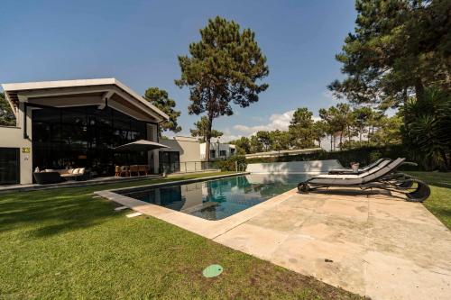 a house with a swimming pool in a yard at Belart Luxury Villa with Pool Golf and Beach in Aroeira