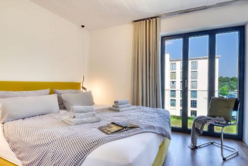 Кровать или кровати в номере Ferienwohnung Lotsenloft 16 im Haus Düne 7