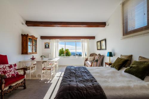 une chambre avec un grand lit et une table et des chaises dans l'établissement Villa Virettes, à Tourrettes-sur-Loup