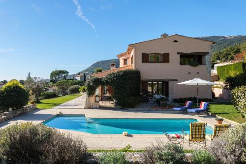 une villa avec piscine et une maison dans l'établissement Villa Virettes, à Tourrettes-sur-Loup