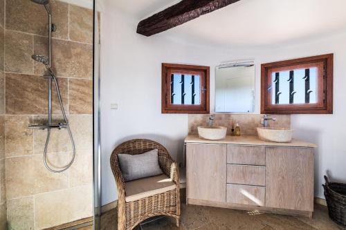 une salle de bain avec deux lavabos et une douche dans l'établissement Villa Virettes, à Tourrettes-sur-Loup