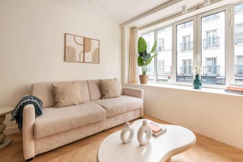 un salon avec un canapé et une table dans l'établissement Montparnasse - Élégance & Confort au Cœur de Paris - Haystia, à Paris