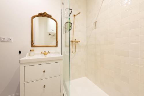 une salle de bain avec une douche, un lavabo et un miroir dans l'établissement Le Nuage - Appartement Moderne à 2 pas de la Gare, à Toulouse