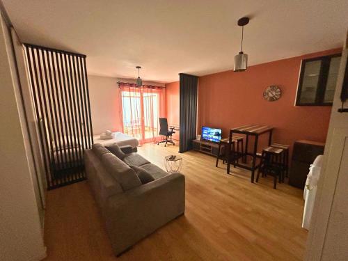 Studio Spacieux 4 Personnes avec Terrasse privée & Bureau - Gare à 4min, Paris en 30min