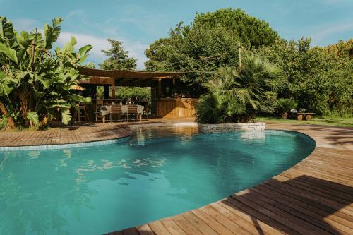 Bazén v ubytování Yourte jardin tropicale piscine - Quatre Murs Et Un Toit nebo v jeho okolí