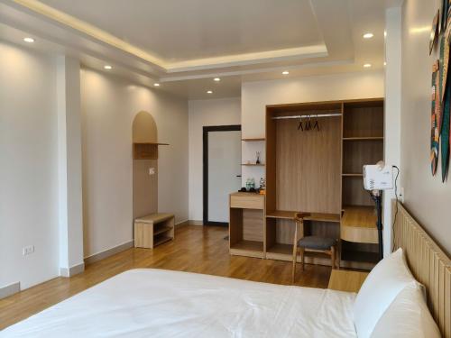 ハイフォンにあるmalela homestay 04のベッドと机のある寝室