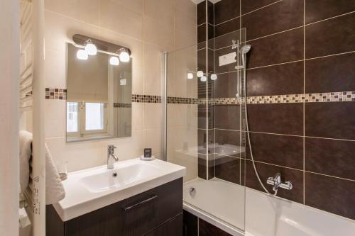 une salle de bain avec un lavabo et une douche dans l'établissement #37 1BDR Bagatelle, Promenade, sea front Balcony & AC, à Nice