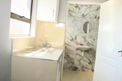 a bathroom with a sink and a shower at Gift Guest house 2 in Cravenby