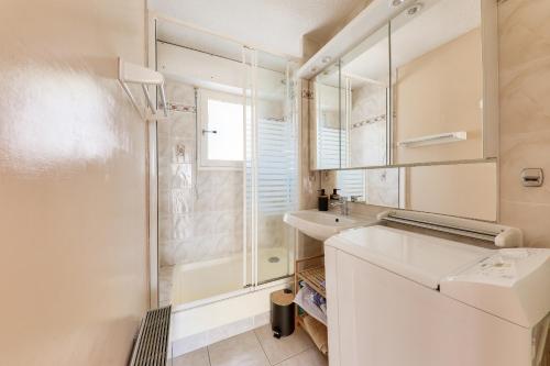 une salle de bain avec un lavabo et une douche dans l'établissement Appartement avec terrasse vue mer pour 6 - Arzon, à Arzon