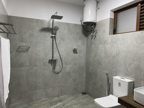 Ένα μπάνιο στο Hobbit Den Holiday Bungalow Bandarawela Sri Lanka