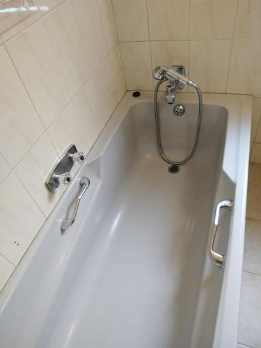 Bilik mandi di J & J Paradise Guest House