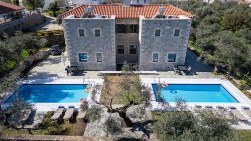 The swimming pool at or close to Torri di pietra