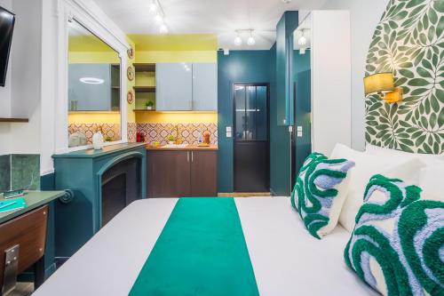 une chambre avec un lit et une cuisine dans l'établissement WS Opéra - Milan, à Paris