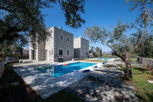 The swimming pool at or close to Torri di pietra