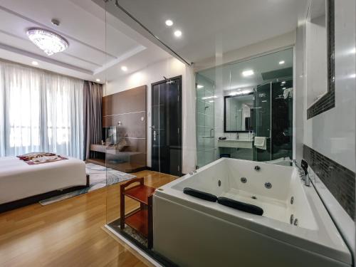 a large bathroom with a tub and a bed at KHÁCH SẠN SAO MAI in Cao Lãnh