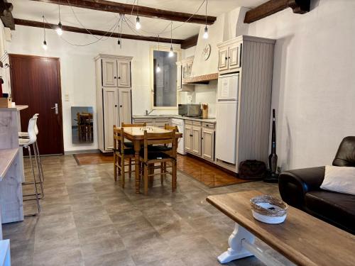 un salon avec une table et une cuisine dans l'établissement Bel Appartement Centre ville de Perpignan, à Perpignan