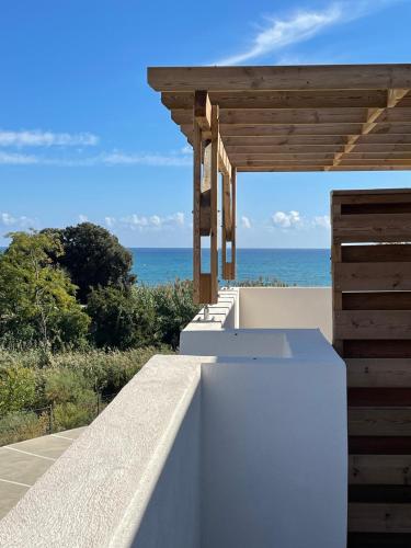 une maison blanche avec vue sur l'océan dans l'établissement Appt Lumineux pieds dans l'eau N181, à Linguizzetta