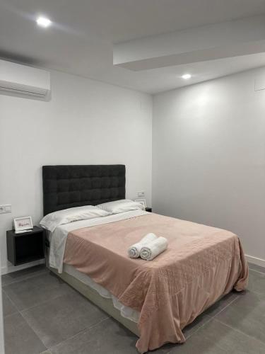 a bedroom with a bed with two towels on it at Alojamiento,Hospedaje centrico en valencia in Valencia