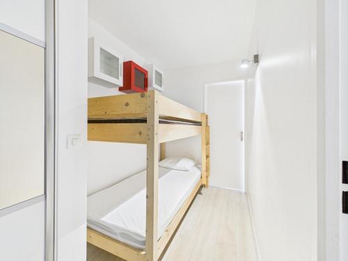 Un dormitorio pequeño con una litera y un espejo. en Appartement - balcon avec vue - piscine chauffée, en Guérande