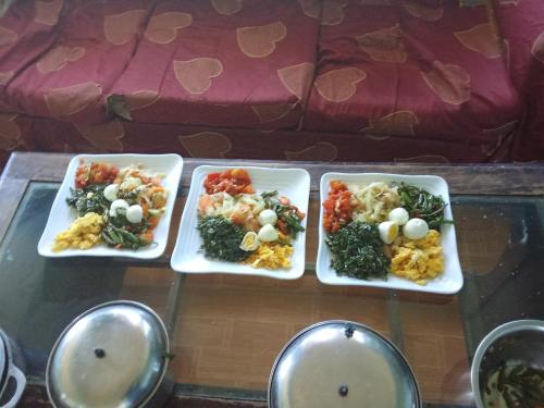 drie witte borden eten op een tafel bij Estifanos Guest House in Ādebabay