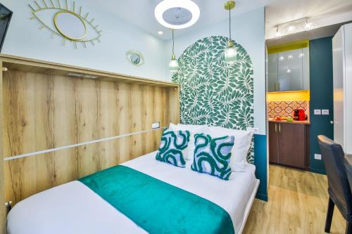 une chambre avec un lit et un mur en bois dans l'établissement WS Opéra - Milan, à Paris