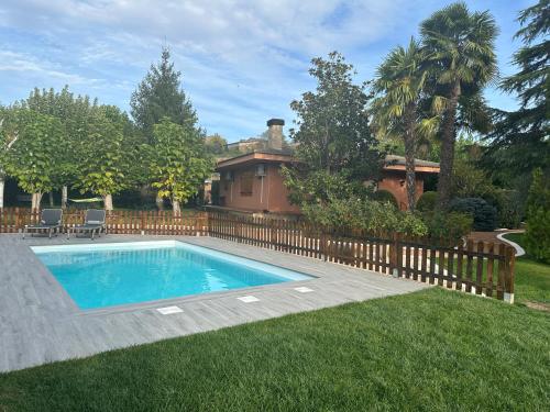 Piscine de l'établissement Era de Cal Baro - Casa rural con gran piscina y jardin ou située à proximité