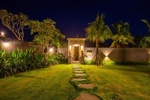 Taman di luar Jero Kelodan Villa - Yeh Gangga