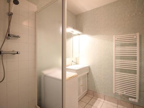une salle de bain avec une douche, un lavabo et un miroir dans l'établissement Appartement F2 bis, 50m², centre Mont-Dore, wifi, tout équipé, animaux acceptés - FR-1-415-132, à Le Mont-Dore