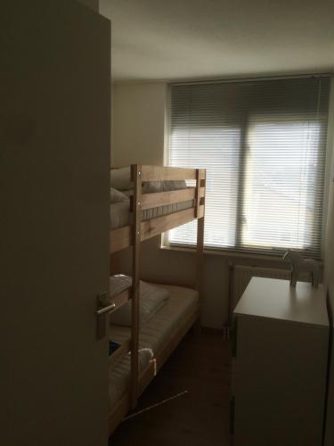 a room with a bunk bed and a window at Oesterbaai 36 in Wemeldinge