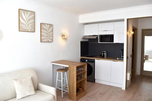 un salon avec un canapé et une cuisine dans l'établissement Cosy Studio Cannes, à Cannes