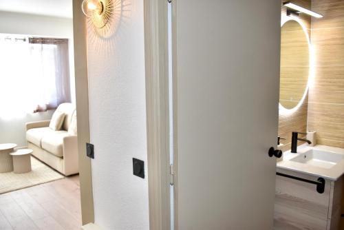 une salle de bain avec un lavabo et un miroir dans l'établissement Cosy Studio Cannes, à Cannes