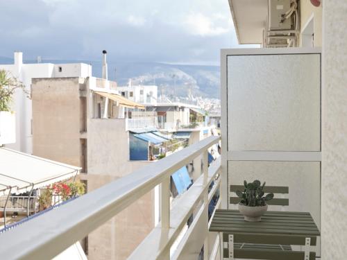 Sleek & Stylish 2 bd apt with Parthenon view