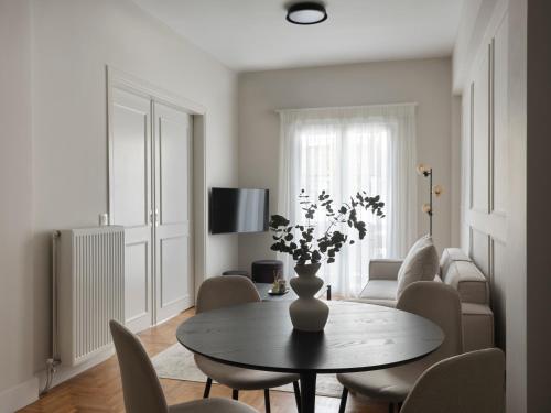 Sleek & Stylish 2 bd apt with Parthenon view