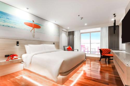 TV a/nebo společenská místnost v ubytování Radisson RED Phuket Patong Beach