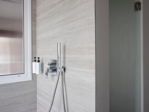 Sleek & Stylish 2 bd apt with Parthenon view