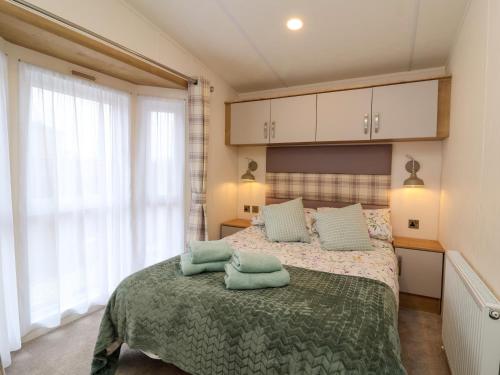 Postel nebo postele na pokoji v ubytování Kingfisher Lodge 36