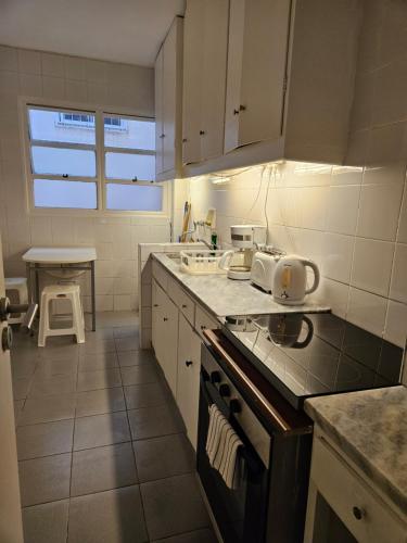 una cucina con lavello e fornello forno superiore di Depto Recoleta Central a Buenos Aires