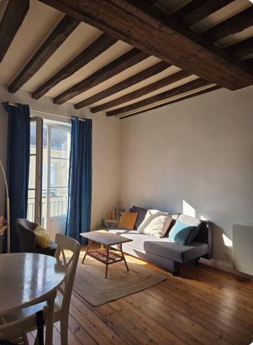un salon avec un canapé et une table dans l'établissement Cocon dans quartier historique proche gare, à Nantes