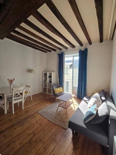un salon avec un canapé et une table dans l'établissement Cocon dans quartier historique proche gare, à Nantes