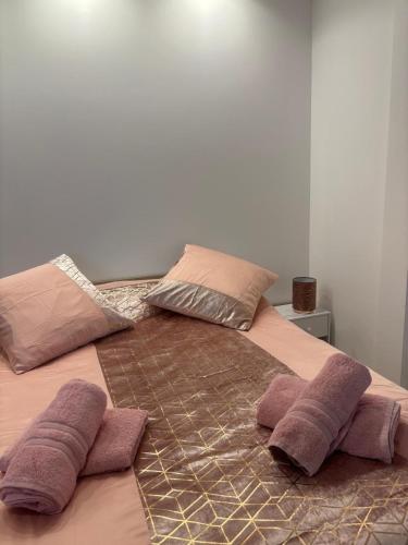 un lit avec deux oreillers dessus dans l'établissement Brooklyn Studio Rose, à Sanary-sur-Mer