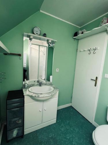 une salle de bain avec un lavabo et un miroir dans l'établissement la maison de Luna, cayeux sur mer, baie de somme, à Cayeux-sur-Mer