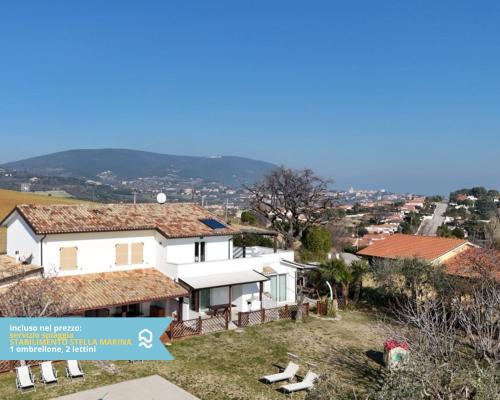 Gallery image of VIVA4 - Numana, nuovo trilocale in villa con piscina in Numana
