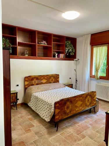 a bedroom with a large bed in a room at Idro Appartamenti - Vantone in IDRO