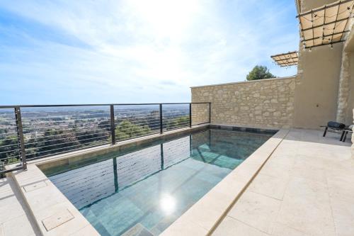 une piscine sur le toit d'une maison dans l'établissement Maison Venitia, à Beaumes-de-Venise