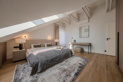 Postel nebo postele na pokoji v ubytování ᴄᴏʜᴏsᴛ I 2BD Penthouse Luxury-Designer Apt, CityCenter