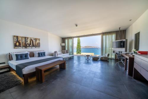 a hotel room with a bed and a television at Kuum Hotel & Spa in Golturkbuku