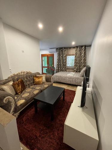 un salon avec un canapé et une table dans l'établissement Mason Loft Studio, à Sanary-sur-Mer