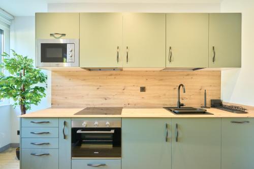 una cucina con mobili bianchi e un lavandino di Alojamiento Centro Histórico Universidad S15 a Salamanca