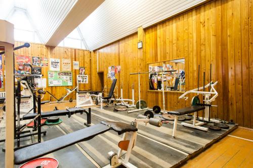 
The fitness centre and/or fitness facilities at BaikalSki Hostel
