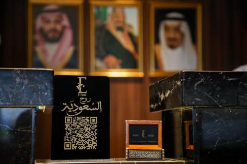 a table with a sign and a picture of a man at E Hotel in Al Madinah